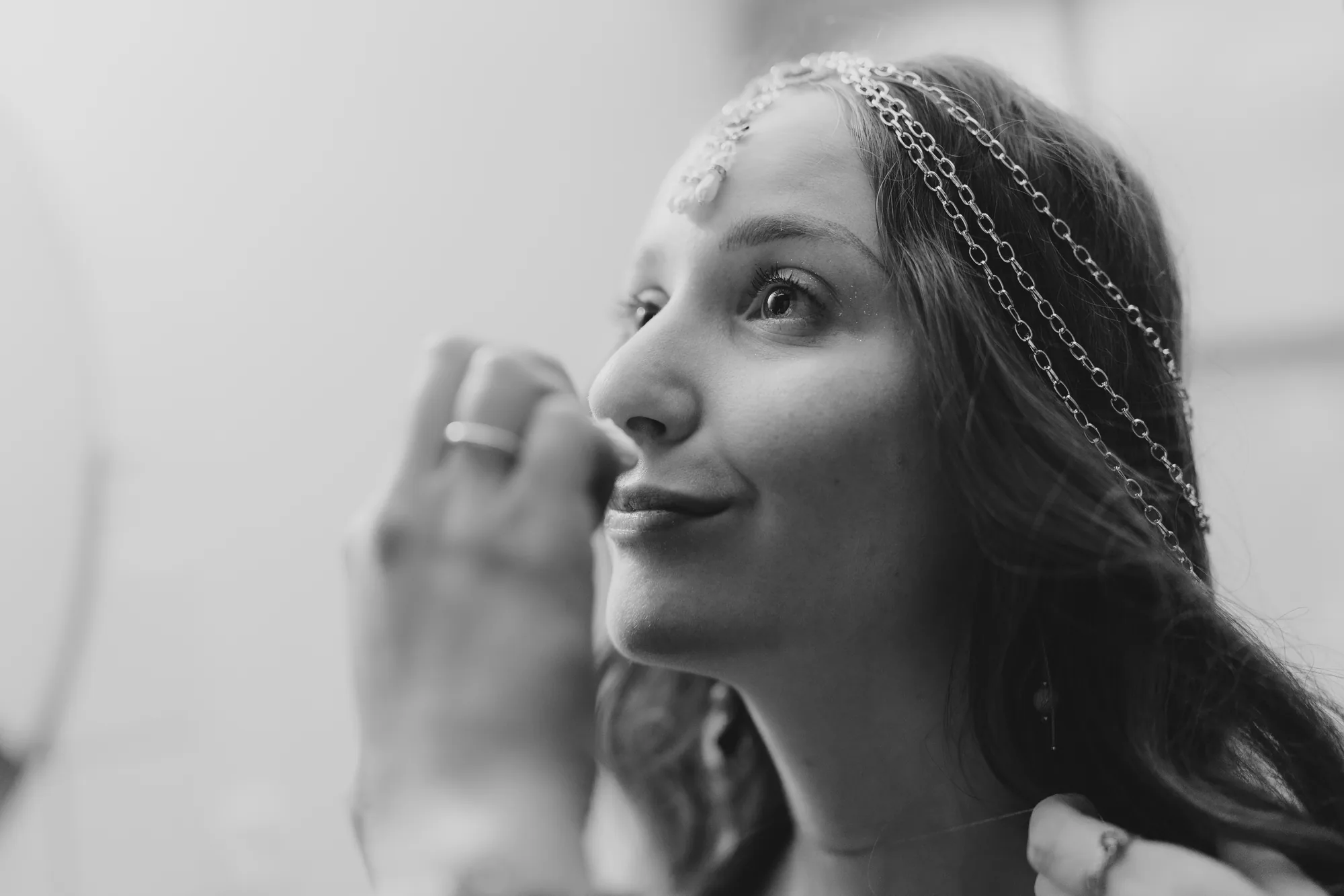 Portrait de la mariée pendant les préparatifs