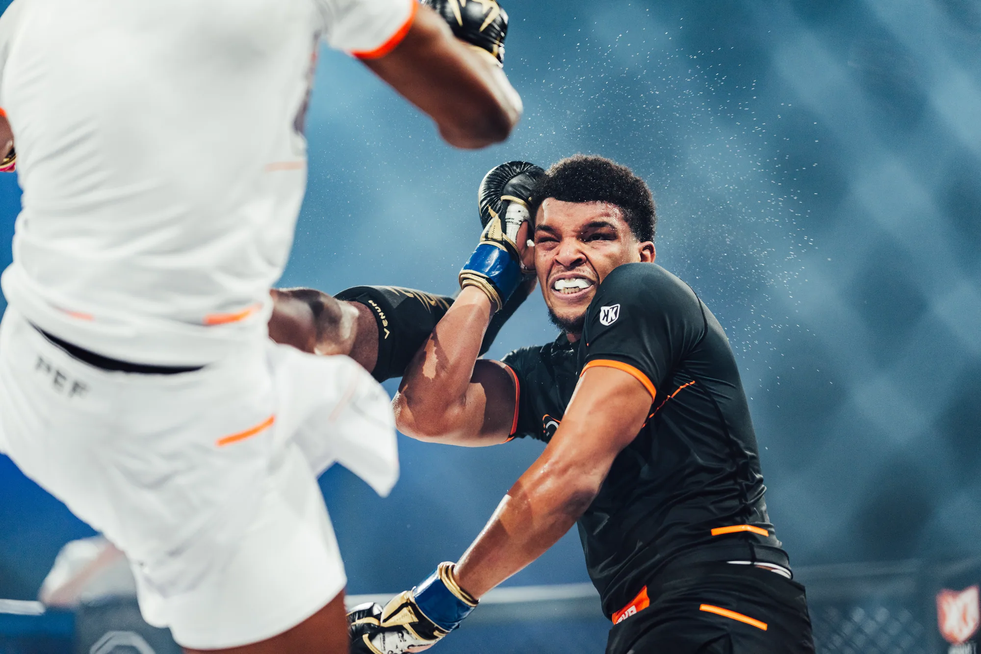 Combat de MMA saisi au moment de l’impact